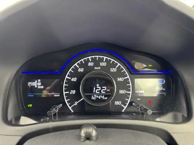 日産 ノート e－パワー メダリスト 愛知県 2017(平29)年 5.2万km ブリリアントホワイトパール 純正ナビ　/（フルセグ／ＢＴ／ＣＤ／ＤＶＤ）　/全方位モニター　/衝突軽減システム　/コーナーセンサー　/レーンキープアシスト　/ハーフレザーシート　/デジタルインナーミラー　/オートライト　/電動格納ミラー　/ドライブレコーダー　/ETC　/純正AW