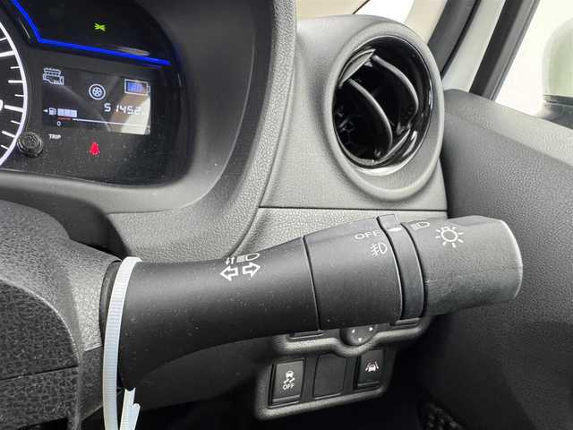 日産 ノート e－パワー メダリスト 愛知県 2017(平29)年 5.2万km ブリリアントホワイトパール 純正ナビ　/（フルセグ／ＢＴ／ＣＤ／ＤＶＤ）　/全方位モニター　/衝突軽減システム　/コーナーセンサー　/レーンキープアシスト　/ハーフレザーシート　/デジタルインナーミラー　/オートライト　/電動格納ミラー　/ドライブレコーダー　/ETC　/純正AW
