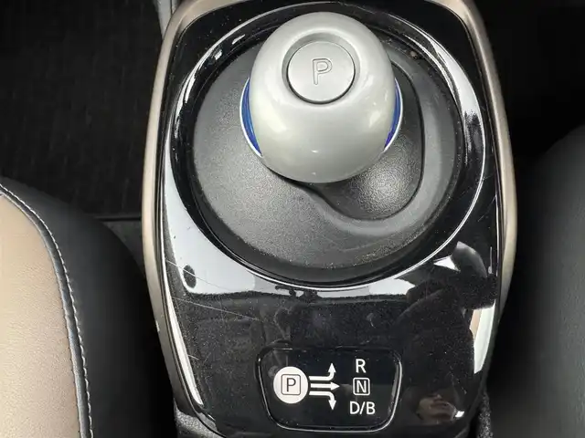 日産 ノート e－パワー メダリスト 愛知県 2017(平29)年 5.2万km ブリリアントホワイトパール 純正ナビ　/（フルセグ／ＢＴ／ＣＤ／ＤＶＤ）　/全方位モニター　/衝突軽減システム　/コーナーセンサー　/レーンキープアシスト　/ハーフレザーシート　/デジタルインナーミラー　/オートライト　/電動格納ミラー　/ドライブレコーダー　/ETC　/純正AW