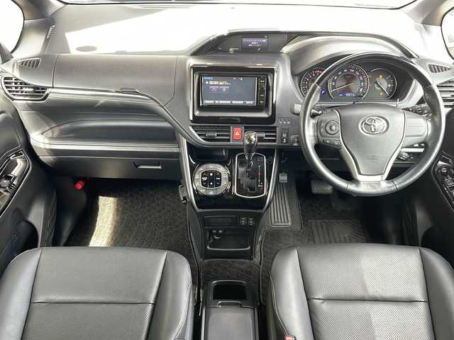 トヨタ エスクァイア Gi 長野県 2018(平30)年 4.6万km ブラック ブラックレザーシート/トヨタセーフティセンス/純正メモリナビ TV/両側パワースライドドア/純正１５インチアルミ/ドライブレコーダー/シートヒーター /純正LEDヘッドライト/クルーズコントロール/レーンキープアシスト/スマートキー