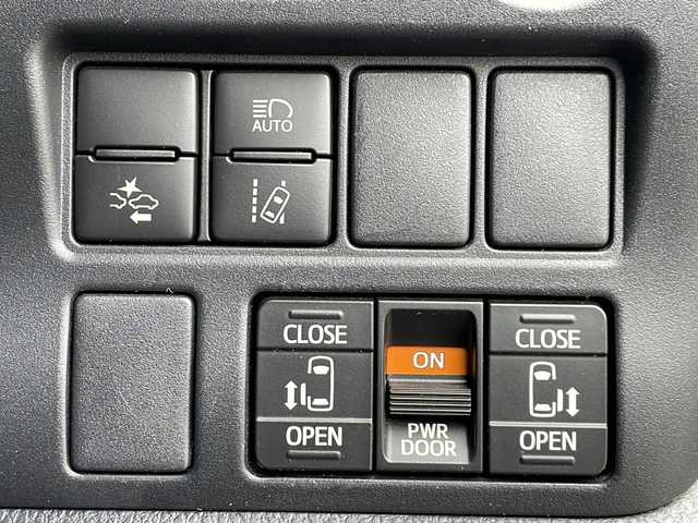 トヨタ エスクァイア Gi 長野県 2018(平30)年 4.6万km ブラック ブラックレザーシート/トヨタセーフティセンス/純正メモリナビ TV/両側パワースライドドア/純正１５インチアルミ/ドライブレコーダー/シートヒーター /純正LEDヘッドライト/クルーズコントロール/レーンキープアシスト/スマートキー