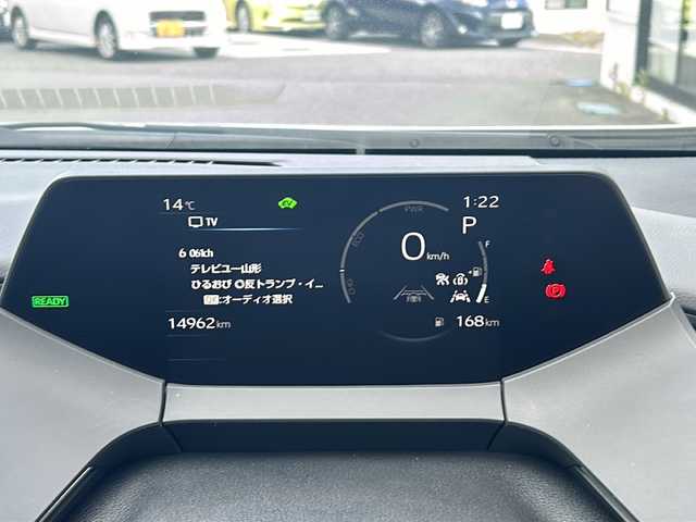 トヨタ プリウス Z 山形県 2024(令6)年 1.5万km プラチナホワイトパールマイカ 禁煙車/４WD/トヨタセーフティセンス/クルーズコントロール/ブラインドスポットモニター/レーンキープアシスト/横滑り防止装置/全方位カメラ/デジタルインナーミラー/前後コーナーセンサー/オートマチックハイビーム/純正ナビ/（Bluetooth/フルセグ/AM/FM/USB)/置くだけ充電/ステアリングスイッチ/ステアリングヒーター/レザーシート/D席パワーシート/前席シートヒーター・エアシート/スマートキー×２/ビルトインETC/純正フロアマット/電動格納ミラー/ドアバイザー/純正アルミホイール/LEDヘッドライト/フォグランプ