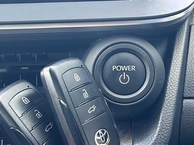 トヨタ プリウス Z 山形県 2024(令6)年 1.5万km プラチナホワイトパールマイカ 禁煙車/４WD/トヨタセーフティセンス/クルーズコントロール/ブラインドスポットモニター/レーンキープアシスト/横滑り防止装置/全方位カメラ/デジタルインナーミラー/前後コーナーセンサー/オートマチックハイビーム/純正ナビ/（Bluetooth/フルセグ/AM/FM/USB)/置くだけ充電/ステアリングスイッチ/ステアリングヒーター/レザーシート/D席パワーシート/前席シートヒーター・エアシート/スマートキー×２/ビルトインETC/純正フロアマット/電動格納ミラー/ドアバイザー/純正アルミホイール/LEDヘッドライト/フォグランプ