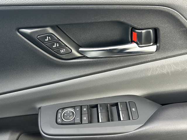 トヨタ プリウス Z 山形県 2024(令6)年 1.5万km プラチナホワイトパールマイカ 禁煙車/４WD/トヨタセーフティセンス/クルーズコントロール/ブラインドスポットモニター/レーンキープアシスト/横滑り防止装置/全方位カメラ/デジタルインナーミラー/前後コーナーセンサー/オートマチックハイビーム/純正ナビ/（Bluetooth/フルセグ/AM/FM/USB)/置くだけ充電/ステアリングスイッチ/ステアリングヒーター/レザーシート/D席パワーシート/前席シートヒーター・エアシート/スマートキー×２/ビルトインETC/純正フロアマット/電動格納ミラー/ドアバイザー/純正アルミホイール/LEDヘッドライト/フォグランプ