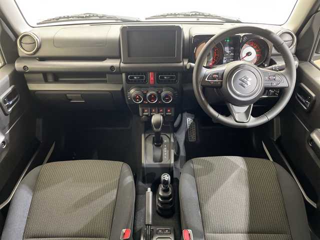 スズキ ジムニー ノマド FC 愛媛県 2025(令7)年 0.1千km アークティックホワイトパール 登録済未使用車／アダプティブクルーズコントロール／シートヒーター／純正１５インチアルミホイール／ＬＥＤヘッドライト／オートライト／オートマチックハイビーム／スマートキー／プッシュスタート／背面タイヤ