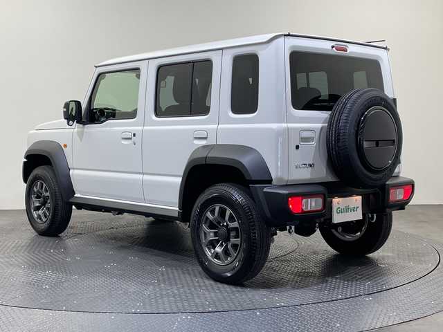 スズキ ジムニー ノマド FC 愛媛県 2025(令7)年 0.1千km アークティックホワイトパール 登録済未使用車／アダプティブクルーズコントロール／シートヒーター／純正１５インチアルミホイール／ＬＥＤヘッドライト／オートライト／オートマチックハイビーム／スマートキー／プッシュスタート／背面タイヤ