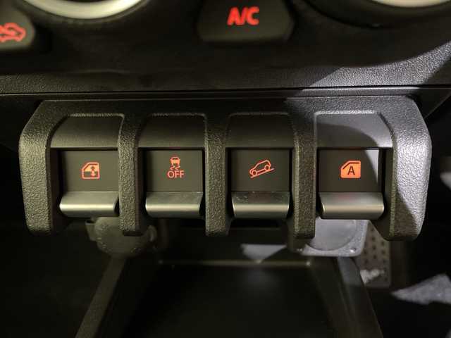 スズキ ジムニー ノマド FC 愛媛県 2025(令7)年 0.1千km アークティックホワイトパール 登録済未使用車／アダプティブクルーズコントロール／シートヒーター／純正１５インチアルミホイール／ＬＥＤヘッドライト／オートライト／オートマチックハイビーム／スマートキー／プッシュスタート／背面タイヤ