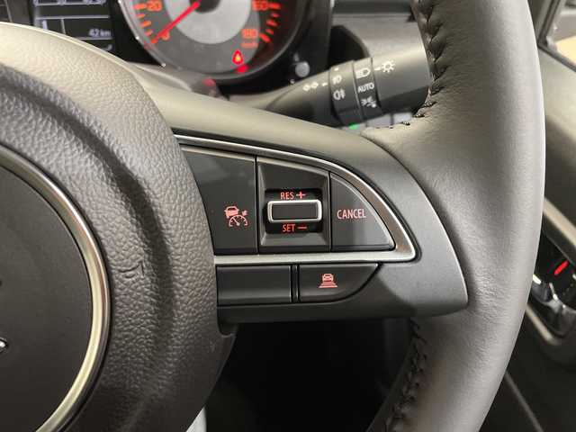 スズキ ジムニー ノマド FC 愛媛県 2025(令7)年 0.1千km アークティックホワイトパール 登録済未使用車／アダプティブクルーズコントロール／シートヒーター／純正１５インチアルミホイール／ＬＥＤヘッドライト／オートライト／オートマチックハイビーム／スマートキー／プッシュスタート／背面タイヤ