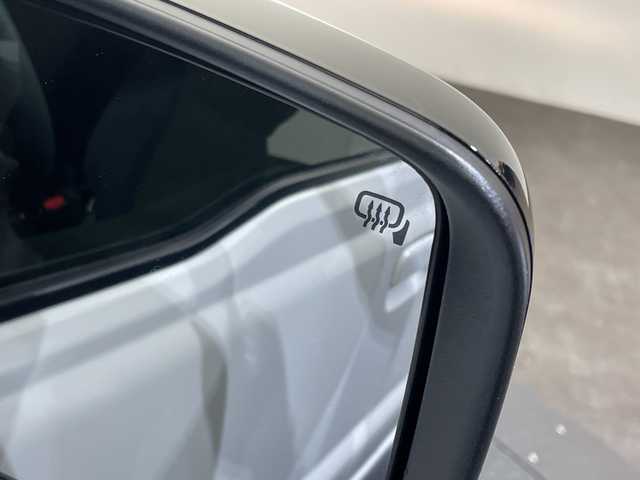 スズキ ジムニー ノマド FC 愛媛県 2025(令7)年 0.1千km アークティックホワイトパール 登録済未使用車／アダプティブクルーズコントロール／シートヒーター／純正１５インチアルミホイール／ＬＥＤヘッドライト／オートライト／オートマチックハイビーム／スマートキー／プッシュスタート／背面タイヤ