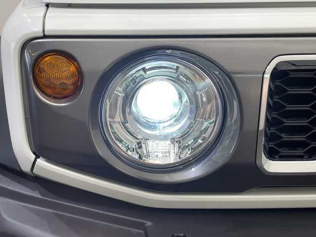 スズキ ジムニー ノマド FC 愛媛県 2025(令7)年 0.1千km アークティックホワイトパール 登録済未使用車／アダプティブクルーズコントロール／シートヒーター／純正１５インチアルミホイール／ＬＥＤヘッドライト／オートライト／オートマチックハイビーム／スマートキー／プッシュスタート／背面タイヤ