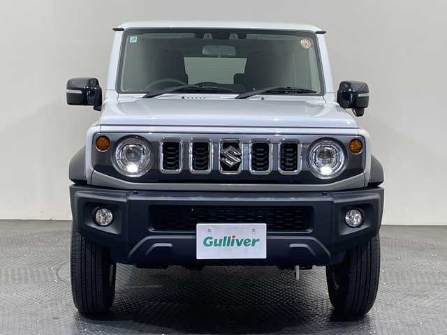 スズキ ジムニー ノマド FC 愛媛県 2025(令7)年 0.1千km アークティックホワイトパール 登録済未使用車／アダプティブクルーズコントロール／シートヒーター／純正１５インチアルミホイール／ＬＥＤヘッドライト／オートライト／オートマチックハイビーム／スマートキー／プッシュスタート／背面タイヤ
