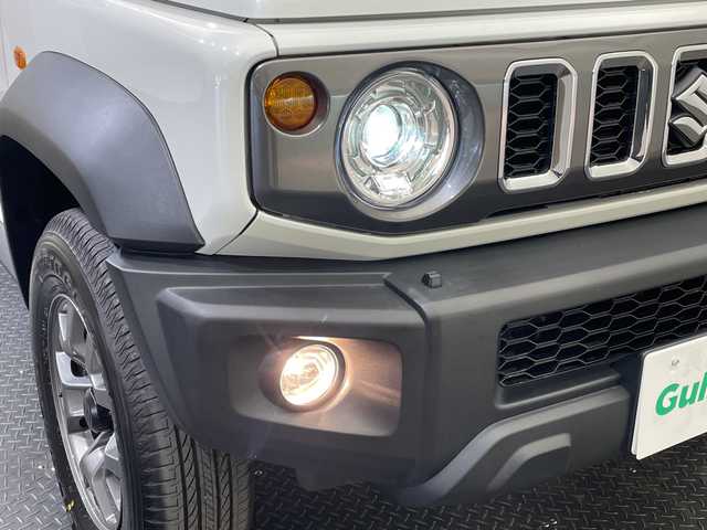 スズキ ジムニー ノマド FC 愛媛県 2025(令7)年 0.1千km アークティックホワイトパール 登録済未使用車／アダプティブクルーズコントロール／シートヒーター／純正１５インチアルミホイール／ＬＥＤヘッドライト／オートライト／オートマチックハイビーム／スマートキー／プッシュスタート／背面タイヤ