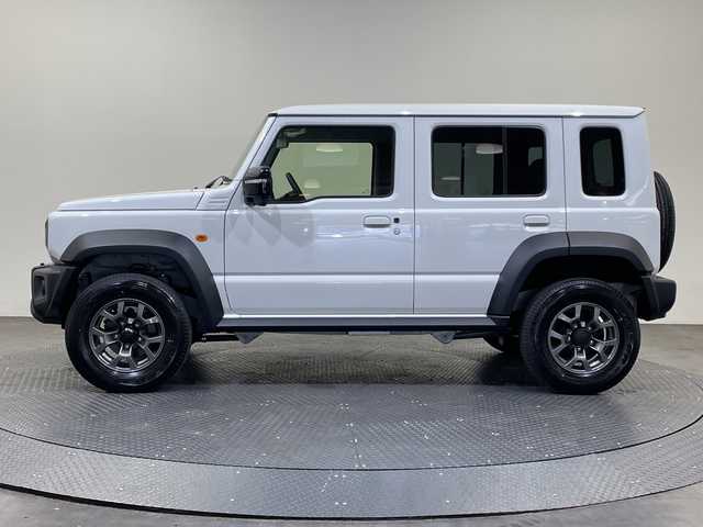 スズキ ジムニー ノマド FC 愛媛県 2025(令7)年 0.1千km アークティックホワイトパール 登録済未使用車／アダプティブクルーズコントロール／シートヒーター／純正１５インチアルミホイール／ＬＥＤヘッドライト／オートライト／オートマチックハイビーム／スマートキー／プッシュスタート／背面タイヤ