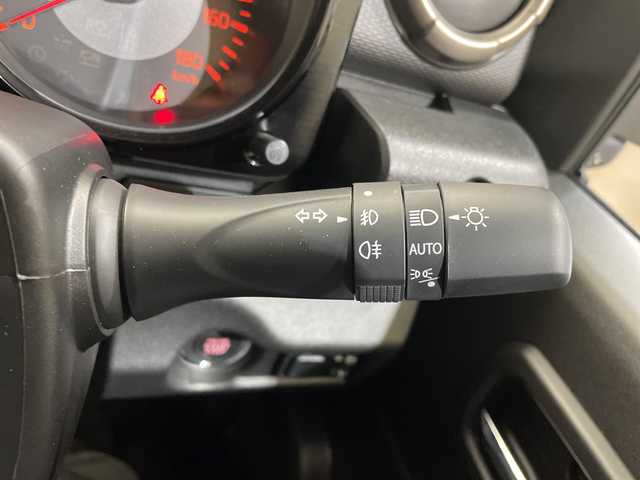 スズキ ジムニー ノマド FC 愛媛県 2025(令7)年 0.1千km アークティックホワイトパール 登録済未使用車／アダプティブクルーズコントロール／シートヒーター／純正１５インチアルミホイール／ＬＥＤヘッドライト／オートライト／オートマチックハイビーム／スマートキー／プッシュスタート／背面タイヤ