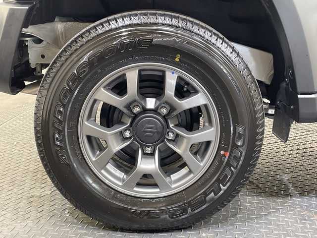 スズキ ジムニー ノマド FC 愛媛県 2025(令7)年 0.1千km アークティックホワイトパール 登録済未使用車／アダプティブクルーズコントロール／シートヒーター／純正１５インチアルミホイール／ＬＥＤヘッドライト／オートライト／オートマチックハイビーム／スマートキー／プッシュスタート／背面タイヤ