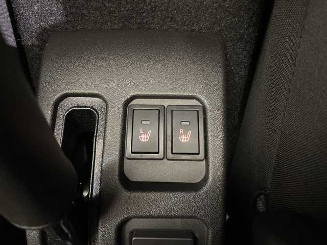 スズキ ジムニー ノマド FC 愛媛県 2025(令7)年 0.1千km アークティックホワイトパール 登録済未使用車／アダプティブクルーズコントロール／シートヒーター／純正１５インチアルミホイール／ＬＥＤヘッドライト／オートライト／オートマチックハイビーム／スマートキー／プッシュスタート／背面タイヤ