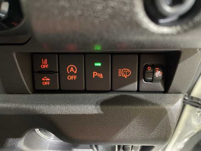 スズキ ジムニー ノマド FC 愛媛県 2025(令7)年 0.1千km アークティックホワイトパール 登録済未使用車／アダプティブクルーズコントロール／シートヒーター／純正１５インチアルミホイール／ＬＥＤヘッドライト／オートライト／オートマチックハイビーム／スマートキー／プッシュスタート／背面タイヤ