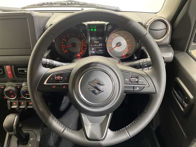 スズキ ジムニー ノマド FC 愛媛県 2025(令7)年 0.1千km アークティックホワイトパール 登録済未使用車／アダプティブクルーズコントロール／シートヒーター／純正１５インチアルミホイール／ＬＥＤヘッドライト／オートライト／オートマチックハイビーム／スマートキー／プッシュスタート／背面タイヤ