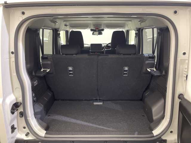 スズキ ジムニー ノマド FC 愛媛県 2025(令7)年 0.1千km アークティックホワイトパール 登録済未使用車／アダプティブクルーズコントロール／シートヒーター／純正１５インチアルミホイール／ＬＥＤヘッドライト／オートライト／オートマチックハイビーム／スマートキー／プッシュスタート／背面タイヤ