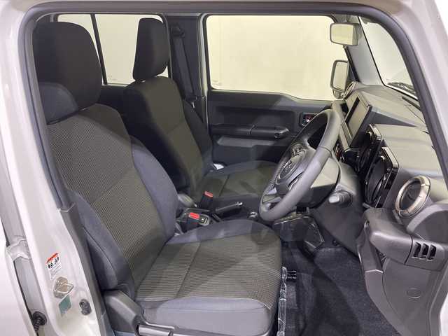 スズキ ジムニー ノマド FC 愛媛県 2025(令7)年 0.1千km アークティックホワイトパール 登録済未使用車／アダプティブクルーズコントロール／シートヒーター／純正１５インチアルミホイール／ＬＥＤヘッドライト／オートライト／オートマチックハイビーム／スマートキー／プッシュスタート／背面タイヤ