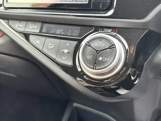 トヨタ アクア S 群馬県 2015(平27)年 8.9万km ディープアメジストマイカメタリック 登録時走行距離89095km/ワンオーナー/純正SDナビ/　【DVD/Bluetooth/CD/AM/FM】/フルセグTV/バックカメラ/ステアリングスイッチ/オートライト/プッシュスタート/スマートキー/ビルトインETC/電動格納ミラー/純正フロアマット/ドアバイザー/新車保証書/整備記録簿/取扱説明書