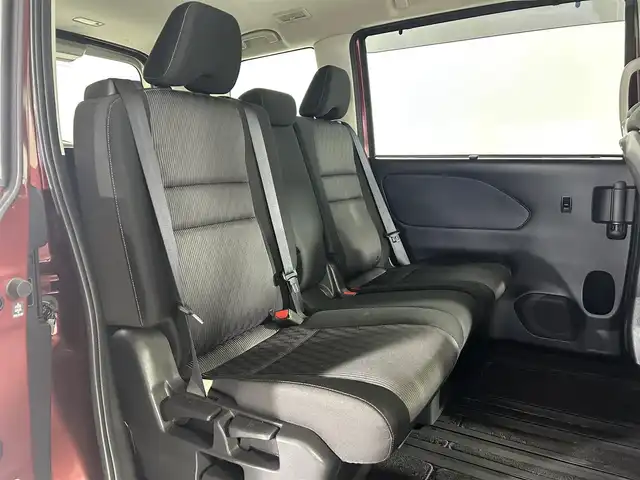 日産 セレナ ハイウェイスター V 佐賀県 2022(令4)年 1.7万km マルーンレッド 純正9インチディーラーオプションナビ/アラウンドビューモニター/バックモニター/デジタルインナーミラー/ブラインドスポットモニター/プロパイロット/両側パワースライドドア/左側ハンズフリースライドドア/電動パーキングブレーキ/アイドリングストップ/ETC/ステアリングスイッチ/純正フロアマット/純正ドアバイザー/純正15インチアルミホイール