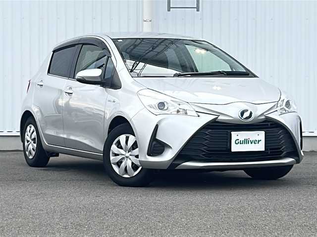 トヨタ ヴィッツ ハイブリッド ジュエラ 愛媛県 2017(平29)年 7.6万km シルバーM 純正SDナビ/ETC/ドライブレコーダー前のみ/バックカメラ/Bluetooth/フルセグTV/純正フロアマット/スマートキー/オートライト/オートLEDヘッドライト/オートマチックハイビーム/レーンキープアシスト/横滑り防止装置/衝突被害軽減システム/保証書/取扱説明書/スタッドレスタイヤ4本車載