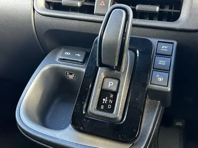 トヨタ シエンタ ハイブリッド Z 福島県 2024(令6)年 0.8万km プラチナホワイトパールマイカ トヨタセーフティセンス/プリクラッシュセーフティ/レーントレーシングアシスト/レーンディパーチャーアラート/レーダークルーズコントロール/アダプティブハイビームシステム/ロードサインアシスト/ドライバー異常時対応システム/アクティブドライビングアシスト/発進遅れ告知/純正ディスプレイオーディオ/【USB/BT/TV/Miracast/ナビ機能】/パノラミックビューモニター/両側電動スライドドア/ビルトインETC2.0/前席シートヒーター/ステアリングヒーター/パーキングサポート/ブラインドスポットモニター/LEDオートライト/リアドアサンシェード/純正ドアバイザー