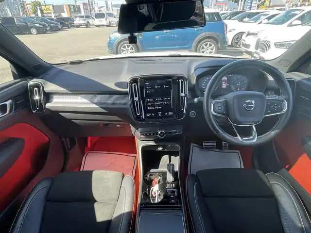 ボルボ ＸＣ４０ B4 AWD Rデザイン 滋賀県 2020(令2)年 4.4万km パール 4WD/純正ナビ/（FM/フルセグTV/Bluetooth）/全方位カメラ/ハーフレザーシート/レーンキープアシスト/レーダークルーズコントロール/ブラインドスポットモニター/コーナリングライト/アクティブ・ベンディング・ライト/ロードサインインフォメーション/ハーマンカードンスピーカー/衝突軽減装置/自動駐車システム/自動発射システム/ビルトインETC/ドライブレコーダー（前後）/全席シートヒーター/前席パワーシート/D席シートメモリー/パワーリアゲート/LEDライト/オートマチックハイビーム/スマートキー/純正フロアマット/純正アルミホイール