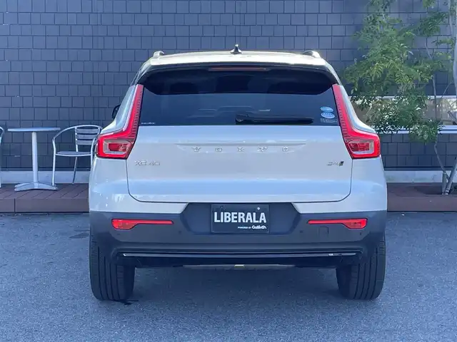 ボルボ ＸＣ４０ B4 AWD Rデザイン 滋賀県 2020(令2)年 4.4万km パール 4WD/純正ナビ/（FM/フルセグTV/Bluetooth）/全方位カメラ/ハーフレザーシート/レーンキープアシスト/レーダークルーズコントロール/ブラインドスポットモニター/コーナリングライト/アクティブ・ベンディング・ライト/ロードサインインフォメーション/ハーマンカードンスピーカー/衝突軽減装置/自動駐車システム/自動発射システム/ビルトインETC/ドライブレコーダー（前後）/全席シートヒーター/前席パワーシート/D席シートメモリー/パワーリアゲート/LEDライト/オートマチックハイビーム/スマートキー/純正フロアマット/純正アルミホイール
