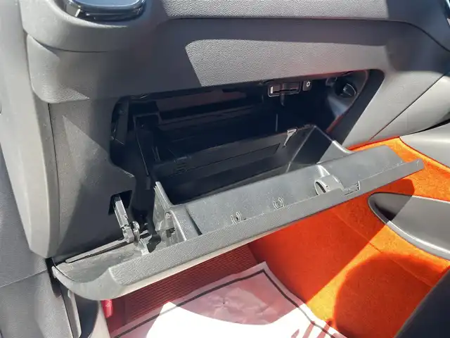 ボルボ ＸＣ４０ B4 AWD Rデザイン 滋賀県 2020(令2)年 4.4万km パール 4WD/純正ナビ/（FM/フルセグTV/Bluetooth）/全方位カメラ/ハーフレザーシート/レーンキープアシスト/レーダークルーズコントロール/ブラインドスポットモニター/コーナリングライト/アクティブ・ベンディング・ライト/ロードサインインフォメーション/ハーマンカードンスピーカー/衝突軽減装置/自動駐車システム/自動発射システム/ビルトインETC/ドライブレコーダー（前後）/全席シートヒーター/前席パワーシート/D席シートメモリー/パワーリアゲート/LEDライト/オートマチックハイビーム/スマートキー/純正フロアマット/純正アルミホイール