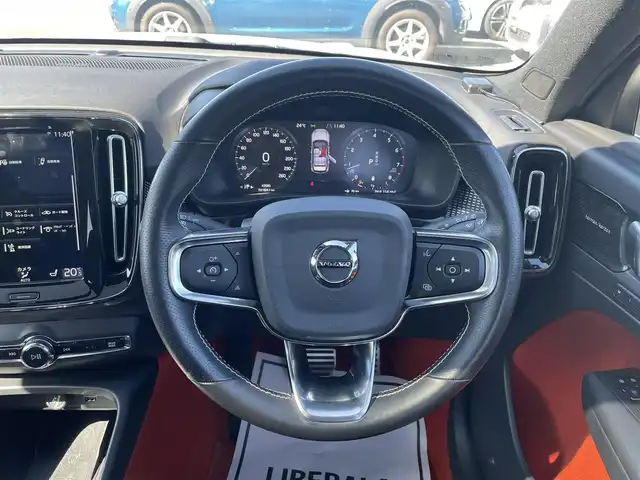 ボルボ ＸＣ４０ B4 AWD Rデザイン 滋賀県 2020(令2)年 4.4万km パール 4WD/純正ナビ/（FM/フルセグTV/Bluetooth）/全方位カメラ/ハーフレザーシート/レーンキープアシスト/レーダークルーズコントロール/ブラインドスポットモニター/コーナリングライト/アクティブ・ベンディング・ライト/ロードサインインフォメーション/ハーマンカードンスピーカー/衝突軽減装置/自動駐車システム/自動発射システム/ビルトインETC/ドライブレコーダー（前後）/全席シートヒーター/前席パワーシート/D席シートメモリー/パワーリアゲート/LEDライト/オートマチックハイビーム/スマートキー/純正フロアマット/純正アルミホイール