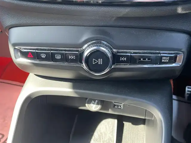 ボルボ ＸＣ４０ B4 AWD Rデザイン 滋賀県 2020(令2)年 4.4万km パール 4WD/純正ナビ/（FM/フルセグTV/Bluetooth）/全方位カメラ/ハーフレザーシート/レーンキープアシスト/レーダークルーズコントロール/ブラインドスポットモニター/コーナリングライト/アクティブ・ベンディング・ライト/ロードサインインフォメーション/ハーマンカードンスピーカー/衝突軽減装置/自動駐車システム/自動発射システム/ビルトインETC/ドライブレコーダー（前後）/全席シートヒーター/前席パワーシート/D席シートメモリー/パワーリアゲート/LEDライト/オートマチックハイビーム/スマートキー/純正フロアマット/純正アルミホイール