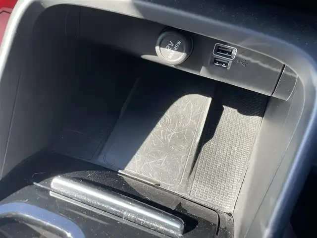 ボルボ ＸＣ４０ B4 AWD Rデザイン 滋賀県 2020(令2)年 4.4万km パール 4WD/純正ナビ/（FM/フルセグTV/Bluetooth）/全方位カメラ/ハーフレザーシート/レーンキープアシスト/レーダークルーズコントロール/ブラインドスポットモニター/コーナリングライト/アクティブ・ベンディング・ライト/ロードサインインフォメーション/ハーマンカードンスピーカー/衝突軽減装置/自動駐車システム/自動発射システム/ビルトインETC/ドライブレコーダー（前後）/全席シートヒーター/前席パワーシート/D席シートメモリー/パワーリアゲート/LEDライト/オートマチックハイビーム/スマートキー/純正フロアマット/純正アルミホイール