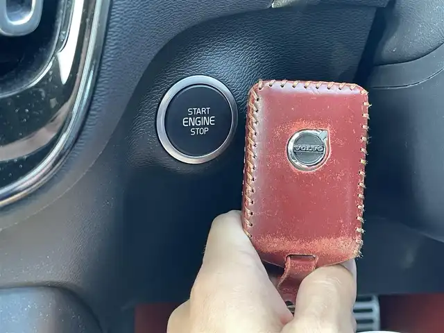 ボルボ ＸＣ４０ B4 AWD Rデザイン 滋賀県 2020(令2)年 4.4万km パール 4WD/純正ナビ/（FM/フルセグTV/Bluetooth）/全方位カメラ/ハーフレザーシート/レーンキープアシスト/レーダークルーズコントロール/ブラインドスポットモニター/コーナリングライト/アクティブ・ベンディング・ライト/ロードサインインフォメーション/ハーマンカードンスピーカー/衝突軽減装置/自動駐車システム/自動発射システム/ビルトインETC/ドライブレコーダー（前後）/全席シートヒーター/前席パワーシート/D席シートメモリー/パワーリアゲート/LEDライト/オートマチックハイビーム/スマートキー/純正フロアマット/純正アルミホイール