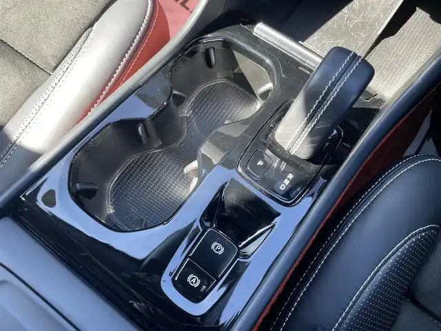 ボルボ ＸＣ４０ B4 AWD Rデザイン 滋賀県 2020(令2)年 4.4万km パール 4WD/純正ナビ/（FM/フルセグTV/Bluetooth）/全方位カメラ/ハーフレザーシート/レーンキープアシスト/レーダークルーズコントロール/ブラインドスポットモニター/コーナリングライト/アクティブ・ベンディング・ライト/ロードサインインフォメーション/ハーマンカードンスピーカー/衝突軽減装置/自動駐車システム/自動発射システム/ビルトインETC/ドライブレコーダー（前後）/全席シートヒーター/前席パワーシート/D席シートメモリー/パワーリアゲート/LEDライト/オートマチックハイビーム/スマートキー/純正フロアマット/純正アルミホイール