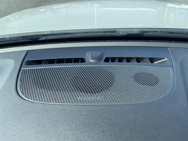 ボルボ ＸＣ４０ B4 AWD Rデザイン 滋賀県 2020(令2)年 4.4万km パール 4WD/純正ナビ/（FM/フルセグTV/Bluetooth）/全方位カメラ/ハーフレザーシート/レーンキープアシスト/レーダークルーズコントロール/ブラインドスポットモニター/コーナリングライト/アクティブ・ベンディング・ライト/ロードサインインフォメーション/ハーマンカードンスピーカー/衝突軽減装置/自動駐車システム/自動発射システム/ビルトインETC/ドライブレコーダー（前後）/全席シートヒーター/前席パワーシート/D席シートメモリー/パワーリアゲート/LEDライト/オートマチックハイビーム/スマートキー/純正フロアマット/純正アルミホイール