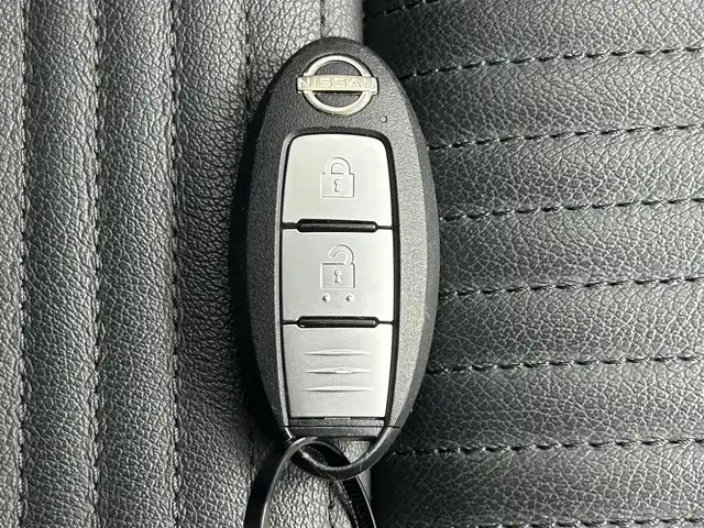 日産 オーラ G レザーエディション 熊本県 2023(令5)年 5.4万km ピュアホワイトパール / スーパーブラック 2トーン 禁煙車　/ＢＯＳＥサウンド　/純正ナビ（ＡｐｐｌＣａｒＰｌａｙ・ＢＴ・フルセグ・ＵＳＢ・HDMI）/アラウンドビューモニター/純正前後ドライブレコーダー（DH5-S）　/ビルトインＥＴＣ２．０　/プロパイロット/衝突軽減ブレーキ/横滑り防止/ブラインドスポットモニター/前席シートヒーター　/ステアリングヒーター/前後クリアランスソナー/デジタルインナーミラー/置くだけ充電/純正フロアマット/純正17インチAW/オートライト/オートマチックハイビーム/LEDヘッドライト/フォグライト/スマートキー/プッシュスタート/スペアキー1本