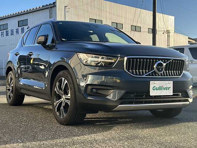 ボルボ ＸＣ４０ B4 AWD インスクリプション 愛知県 2021(令3)年 2万km デニムブルーメタリック 登録時走行距離19719km/ワンオーナー/4WD/純正HDDナビ/(FM.Bluetooth.TV）/全方位カメラ/自動駐車/自動発進/アイドリングストップ/ウィンカーミラー/フォグランプ/オットマン/クルーズコントロール/プッシュスタート/パワーバックドア/全席シートヒーター/ステアリングヒーター/ETC/保証書/取扱説明書