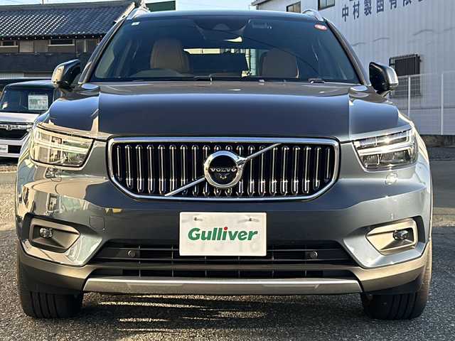 ボルボ ＸＣ４０ B4 AWD インスクリプション 愛知県 2021(令3)年 2万km デニムブルーメタリック 登録時走行距離19719km/ワンオーナー/4WD/純正HDDナビ/(FM.Bluetooth.TV）/全方位カメラ/自動駐車/自動発進/アイドリングストップ/ウィンカーミラー/フォグランプ/オットマン/クルーズコントロール/プッシュスタート/パワーバックドア/全席シートヒーター/ステアリングヒーター/ETC/保証書/取扱説明書