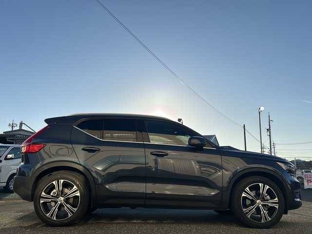 ボルボ ＸＣ４０ B4 AWD インスクリプション 愛知県 2021(令3)年 2万km デニムブルーメタリック 登録時走行距離19719km/ワンオーナー/4WD/純正HDDナビ/(FM.Bluetooth.TV）/全方位カメラ/自動駐車/自動発進/アイドリングストップ/ウィンカーミラー/フォグランプ/オットマン/クルーズコントロール/プッシュスタート/パワーバックドア/全席シートヒーター/ステアリングヒーター/ETC/保証書/取扱説明書