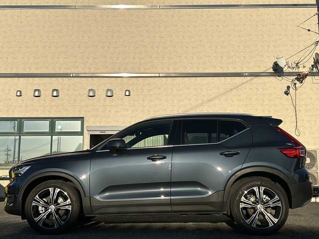 ボルボ ＸＣ４０ B4 AWD インスクリプション 愛知県 2021(令3)年 2万km デニムブルーメタリック 登録時走行距離19719km/ワンオーナー/4WD/純正HDDナビ/(FM.Bluetooth.TV）/全方位カメラ/自動駐車/自動発進/アイドリングストップ/ウィンカーミラー/フォグランプ/オットマン/クルーズコントロール/プッシュスタート/パワーバックドア/全席シートヒーター/ステアリングヒーター/ETC/保証書/取扱説明書