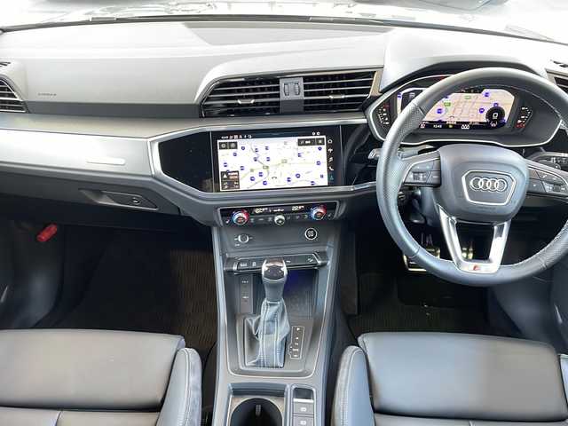アウディ Ｑ３ SB 35TFSI Sライン 京都府 2022(令4)年 0.8万km ガンＭ ワンオーナー/コンビニエンス＆アシスタンスパッケージ/ラグジュアリーパッケージ/純正ナビ　/Bluetooth/USB/AppleCarPlay/AndroidAuto/本革シート　/全方位カメラ　/禁煙車　/前後コーナーセンサー　/ターボ　/ＢＳＭ　/レーダークルーズコントロール　/パワーリアゲート　/純正AW19インチ/前席シートヒーター　/前席パワーシート　/前後純正ドライブレコーダー/ダウンヒルアシスト/横滑り防止装置/レーンキープアシスト/盗難防止装置/オートライト/オートマチックハイビーム/LEDヘッドライト/フロント/リアフォグランプ/バーチャルコックピット