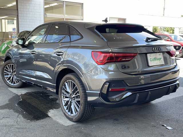 アウディ Ｑ３ SB 35TFSI Sライン 京都府 2022(令4)年 0.8万km ガンＭ ワンオーナー/コンビニエンス＆アシスタンスパッケージ/ラグジュアリーパッケージ/純正ナビ　/Bluetooth/USB/AppleCarPlay/AndroidAuto/本革シート　/全方位カメラ　/禁煙車　/前後コーナーセンサー　/ターボ　/ＢＳＭ　/レーダークルーズコントロール　/パワーリアゲート　/純正AW19インチ/前席シートヒーター　/前席パワーシート　/前後純正ドライブレコーダー/ダウンヒルアシスト/横滑り防止装置/レーンキープアシスト/盗難防止装置/オートライト/オートマチックハイビーム/LEDヘッドライト/フロント/リアフォグランプ/バーチャルコックピット
