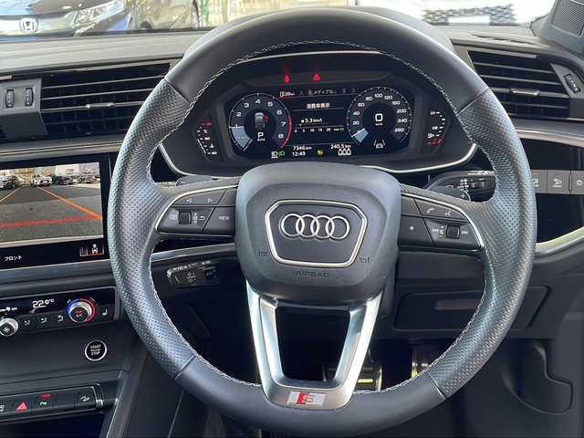 アウディ Ｑ３ SB 35TFSI Sライン 京都府 2022(令4)年 0.8万km ガンＭ ワンオーナー/コンビニエンス＆アシスタンスパッケージ/ラグジュアリーパッケージ/純正ナビ　/Bluetooth/USB/AppleCarPlay/AndroidAuto/本革シート　/全方位カメラ　/禁煙車　/前後コーナーセンサー　/ターボ　/ＢＳＭ　/レーダークルーズコントロール　/パワーリアゲート　/純正AW19インチ/前席シートヒーター　/前席パワーシート　/前後純正ドライブレコーダー/ダウンヒルアシスト/横滑り防止装置/レーンキープアシスト/盗難防止装置/オートライト/オートマチックハイビーム/LEDヘッドライト/フロント/リアフォグランプ/バーチャルコックピット