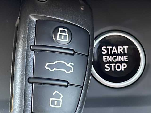 アウディ Ｑ３ SB 35TFSI Sライン 京都府 2022(令4)年 0.8万km ガンＭ ワンオーナー/コンビニエンス＆アシスタンスパッケージ/ラグジュアリーパッケージ/純正ナビ　/Bluetooth/USB/AppleCarPlay/AndroidAuto/本革シート　/全方位カメラ　/禁煙車　/前後コーナーセンサー　/ターボ　/ＢＳＭ　/レーダークルーズコントロール　/パワーリアゲート　/純正AW19インチ/前席シートヒーター　/前席パワーシート　/前後純正ドライブレコーダー/ダウンヒルアシスト/横滑り防止装置/レーンキープアシスト/盗難防止装置/オートライト/オートマチックハイビーム/LEDヘッドライト/フロント/リアフォグランプ/バーチャルコックピット