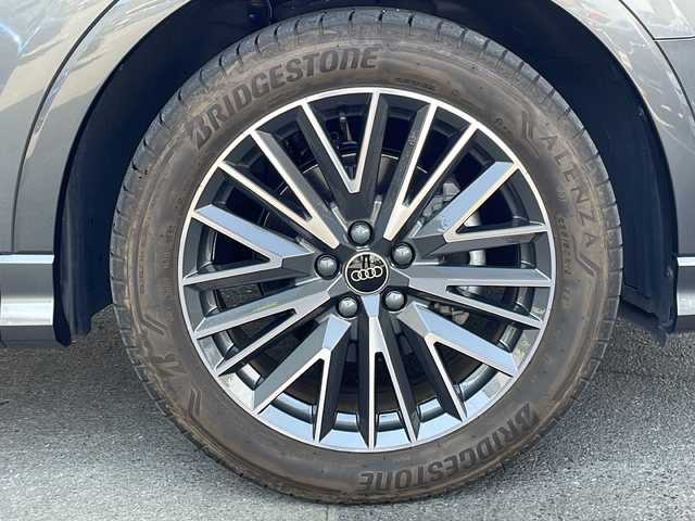 アウディ Ｑ３ SB 35TFSI Sライン 京都府 2022(令4)年 0.8万km ガンＭ ワンオーナー/コンビニエンス＆アシスタンスパッケージ/ラグジュアリーパッケージ/純正ナビ　/Bluetooth/USB/AppleCarPlay/AndroidAuto/本革シート　/全方位カメラ　/禁煙車　/前後コーナーセンサー　/ターボ　/ＢＳＭ　/レーダークルーズコントロール　/パワーリアゲート　/純正AW19インチ/前席シートヒーター　/前席パワーシート　/前後純正ドライブレコーダー/ダウンヒルアシスト/横滑り防止装置/レーンキープアシスト/盗難防止装置/オートライト/オートマチックハイビーム/LEDヘッドライト/フロント/リアフォグランプ/バーチャルコックピット