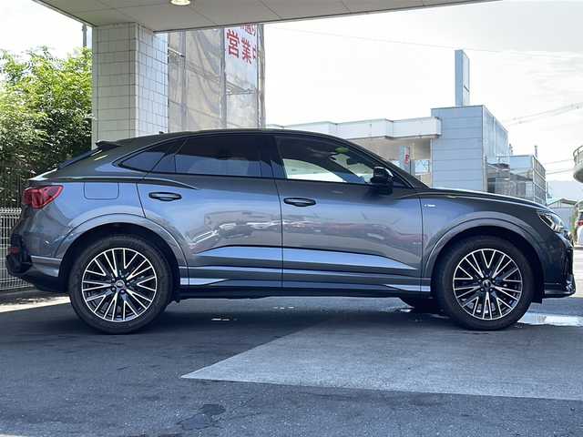 アウディ Ｑ３ SB 35TFSI Sライン 京都府 2022(令4)年 0.8万km ガンＭ ワンオーナー/コンビニエンス＆アシスタンスパッケージ/ラグジュアリーパッケージ/純正ナビ　/Bluetooth/USB/AppleCarPlay/AndroidAuto/本革シート　/全方位カメラ　/禁煙車　/前後コーナーセンサー　/ターボ　/ＢＳＭ　/レーダークルーズコントロール　/パワーリアゲート　/純正AW19インチ/前席シートヒーター　/前席パワーシート　/前後純正ドライブレコーダー/ダウンヒルアシスト/横滑り防止装置/レーンキープアシスト/盗難防止装置/オートライト/オートマチックハイビーム/LEDヘッドライト/フロント/リアフォグランプ/バーチャルコックピット