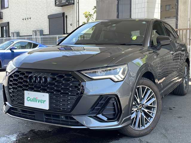 アウディ Ｑ３ SB 35TFSI Sライン 京都府 2022(令4)年 0.8万km ガンＭ ワンオーナー/コンビニエンス＆アシスタンスパッケージ/ラグジュアリーパッケージ/純正ナビ　/Bluetooth/USB/AppleCarPlay/AndroidAuto/本革シート　/全方位カメラ　/禁煙車　/前後コーナーセンサー　/ターボ　/ＢＳＭ　/レーダークルーズコントロール　/パワーリアゲート　/純正AW19インチ/前席シートヒーター　/前席パワーシート　/前後純正ドライブレコーダー/ダウンヒルアシスト/横滑り防止装置/レーンキープアシスト/盗難防止装置/オートライト/オートマチックハイビーム/LEDヘッドライト/フロント/リアフォグランプ/バーチャルコックピット