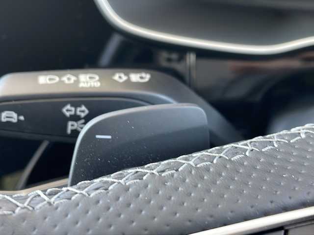 アウディ Ｑ３ SB 35TFSI Sライン 京都府 2022(令4)年 0.8万km ガンＭ ワンオーナー/コンビニエンス＆アシスタンスパッケージ/ラグジュアリーパッケージ/純正ナビ　/Bluetooth/USB/AppleCarPlay/AndroidAuto/本革シート　/全方位カメラ　/禁煙車　/前後コーナーセンサー　/ターボ　/ＢＳＭ　/レーダークルーズコントロール　/パワーリアゲート　/純正AW19インチ/前席シートヒーター　/前席パワーシート　/前後純正ドライブレコーダー/ダウンヒルアシスト/横滑り防止装置/レーンキープアシスト/盗難防止装置/オートライト/オートマチックハイビーム/LEDヘッドライト/フロント/リアフォグランプ/バーチャルコックピット